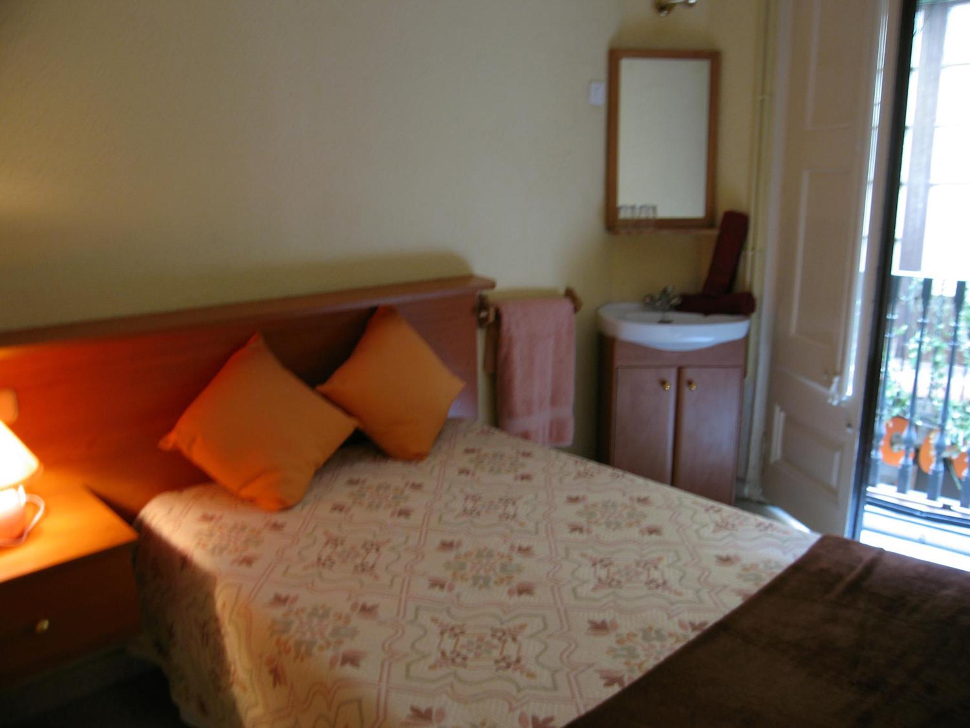 Pension Colmenero Barcelona Bagian luar foto